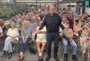 Peter FitzSimons ‘works the crowd’ at Port Macquarie Library