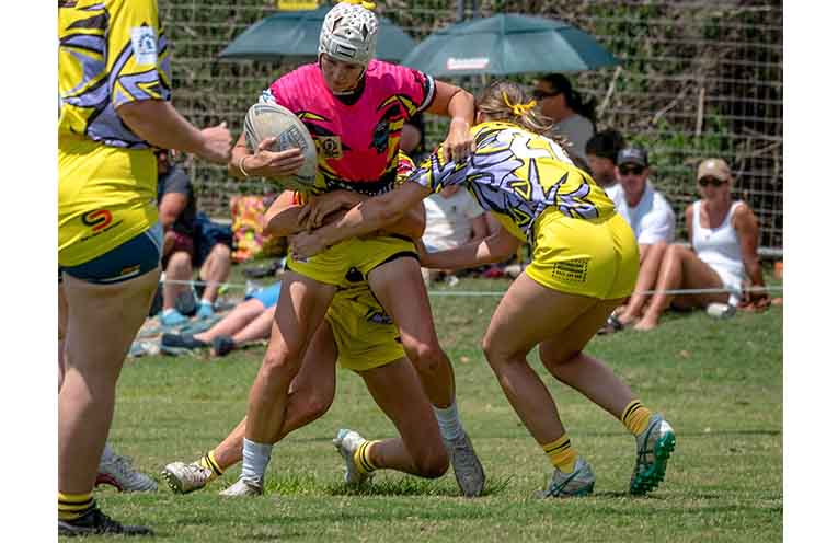 Former Stingrays women’s player Rhiannon Moran charges on. Photo: Kim Ambrose/SaltyFoxFotography.