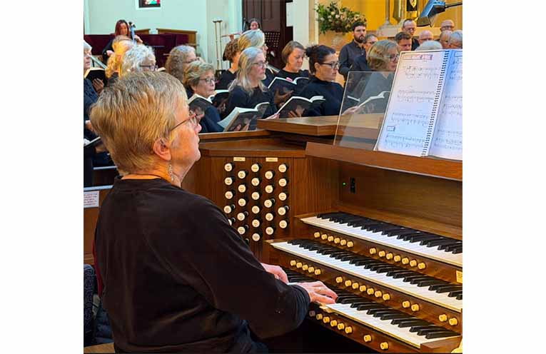Heather Moen-Boyd on digital pipe organ. Photos: Pauline Cain.