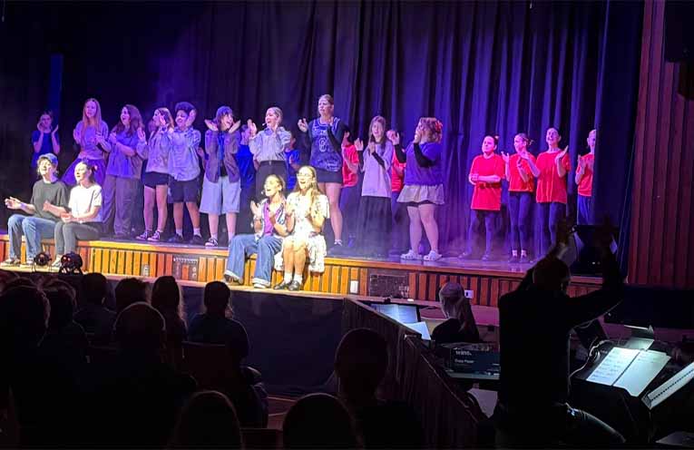 The finale, ‘Sunday Morning’, with leads and chorus. Photo: Pauline Cain.