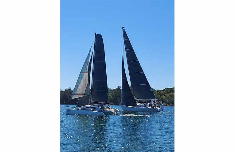 2Excess passing Enticer after the start. Photo: B Dworak.